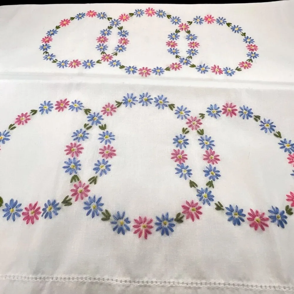 Vtg Handmade Embroidered Daisy Pillowcases Set of 2 Wreaths Pink Blue Circles